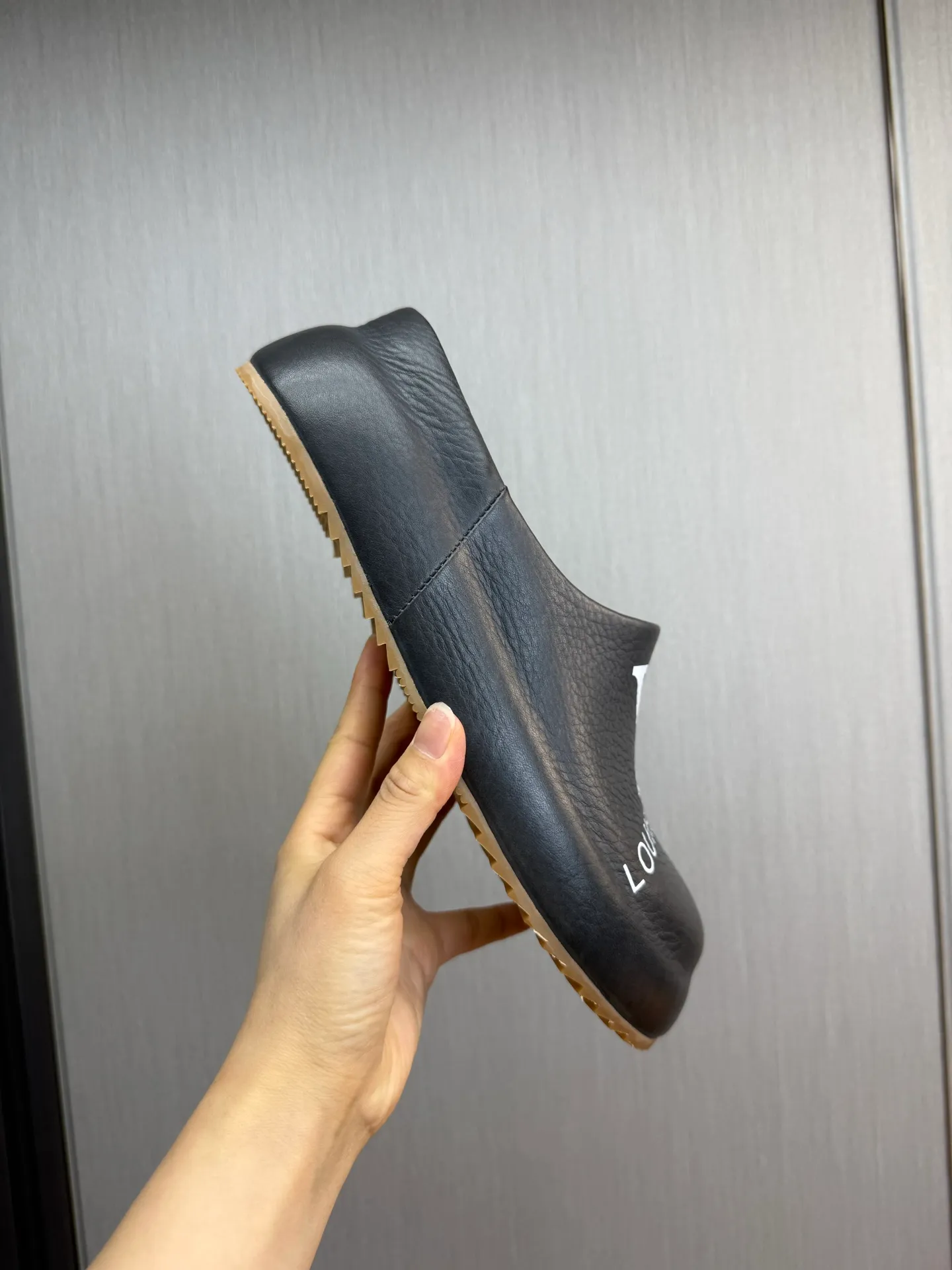 Men's shoes 💰480💰 Lv men's slippers 🩴38-45 size 45 46 🉑️Customized! Full leather slippers: cowhide on the outside, sheepskin on the inside ✅Original outsole⬆️
